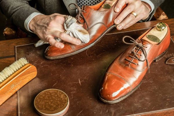 راه‌کارهای موثر برای مراقبت از کفش چرم