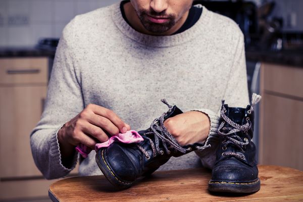 چطور کفشمان را تمیز زکنیم؟