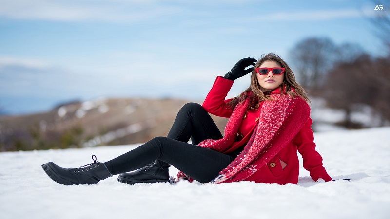 تیپ زمستانی با پالتو و عینک آفتابی همرنگ