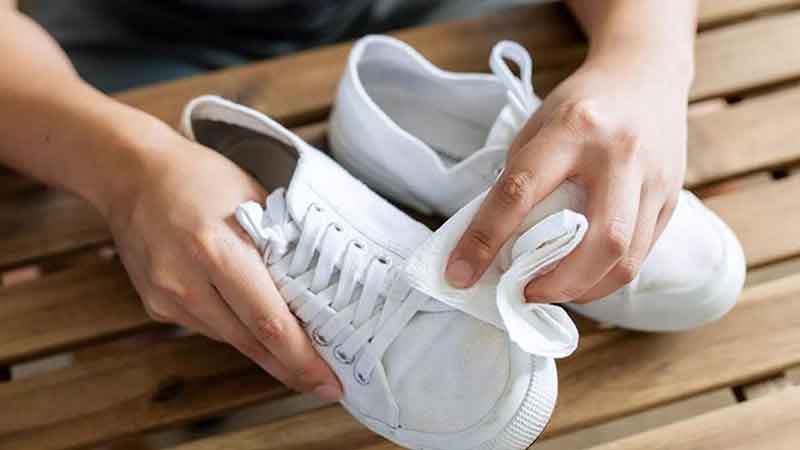 تمیز کردن کفش سفید با سرکه و جوش شیرین