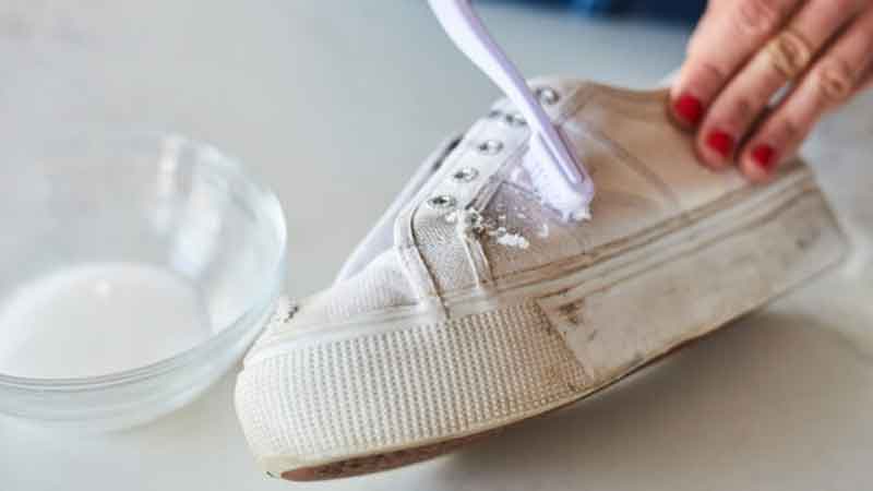 تمیز کردن کفش سفید با پودر بچه